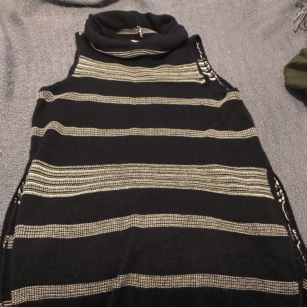 Pullover sweater vest - lightweight. Great cond